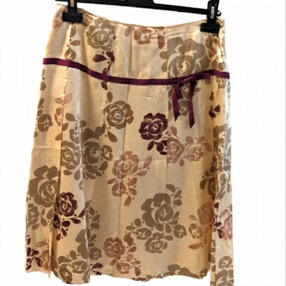 Women's skirt size 4. Beautiful gold and burgundy with burgundy trim. Silk blend